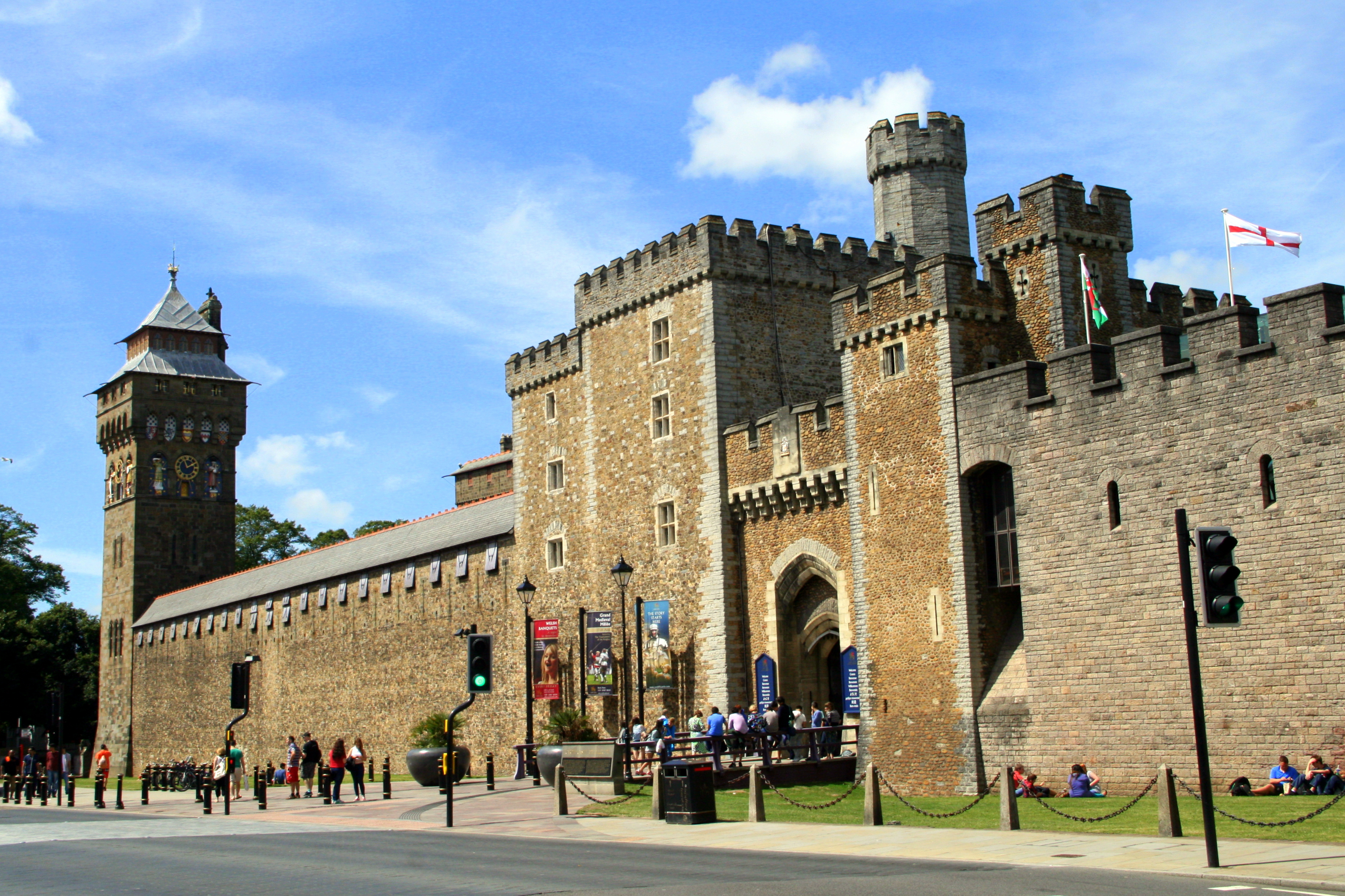 Cardiff Castle - panoramio (1)